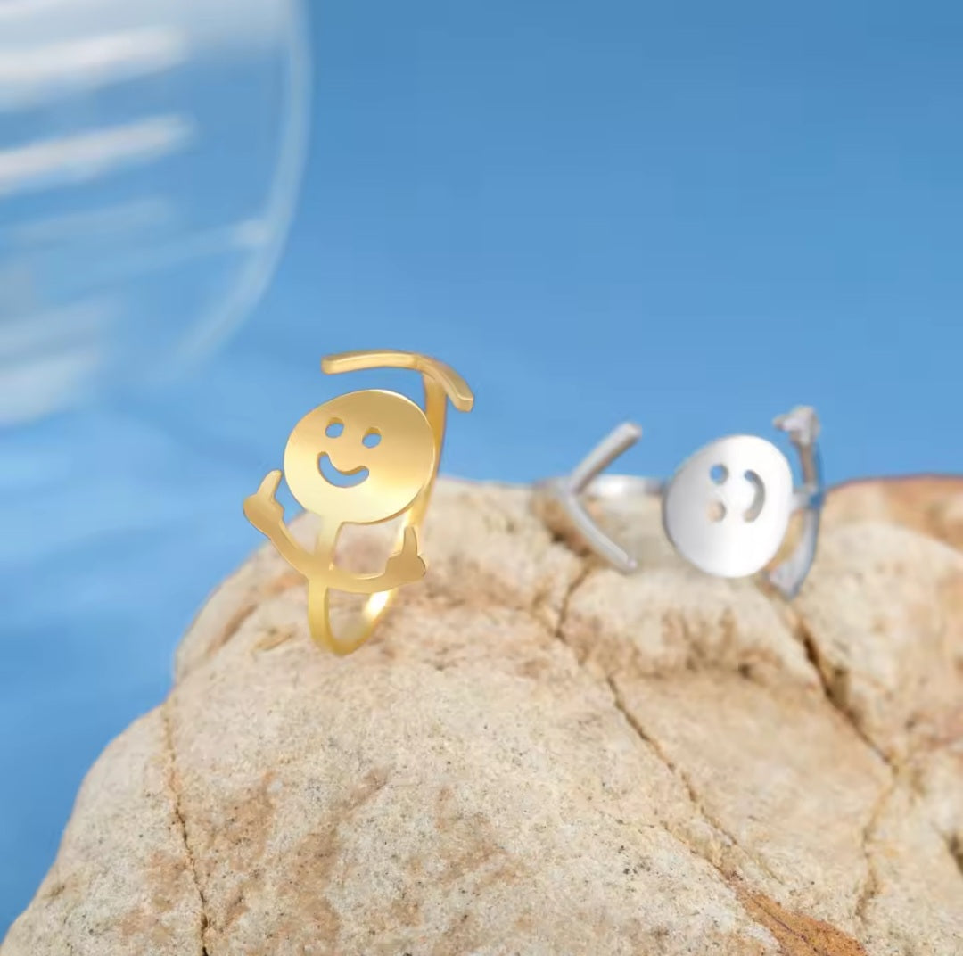 Stickman-Mittelfingerring an der Seite