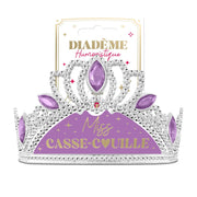 Miss Tiara mit einer Nachricht