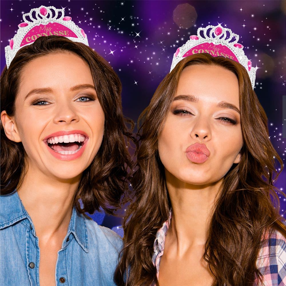 Miss Tiara mit einer Nachricht