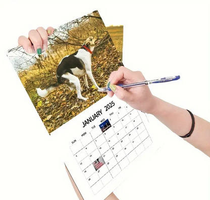 Kalender 2025 mit Hunden, die an schönen Orten kacken