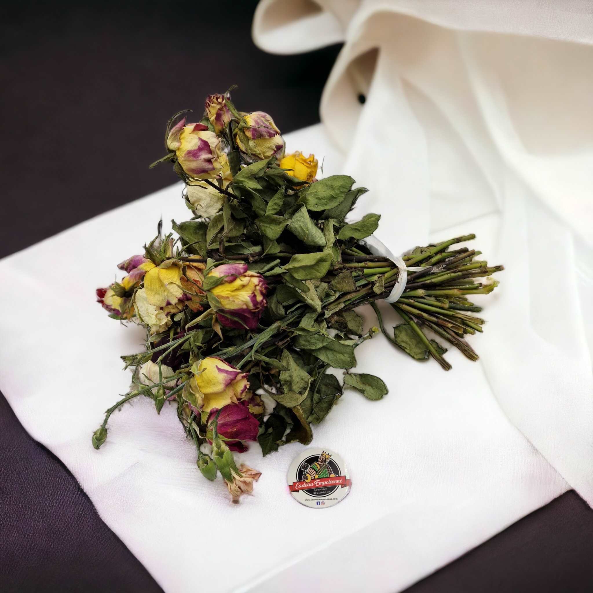 Bouquet de roses fanées de différentes couleurs