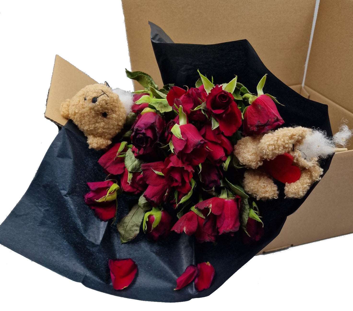 Bouquet de roses rouges fanées